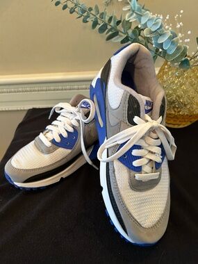 Nike Air Men’s 7.5 White, Gray & Blue Low-Top Sneakers.  Excellent condition.